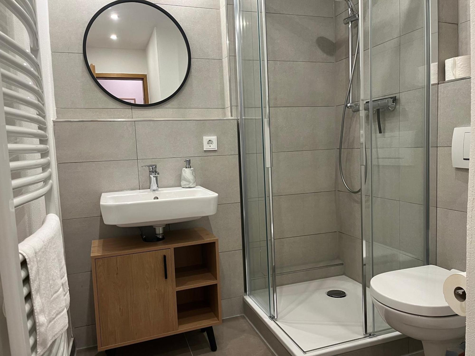 Cozy For 2 Near Train Station Apartment